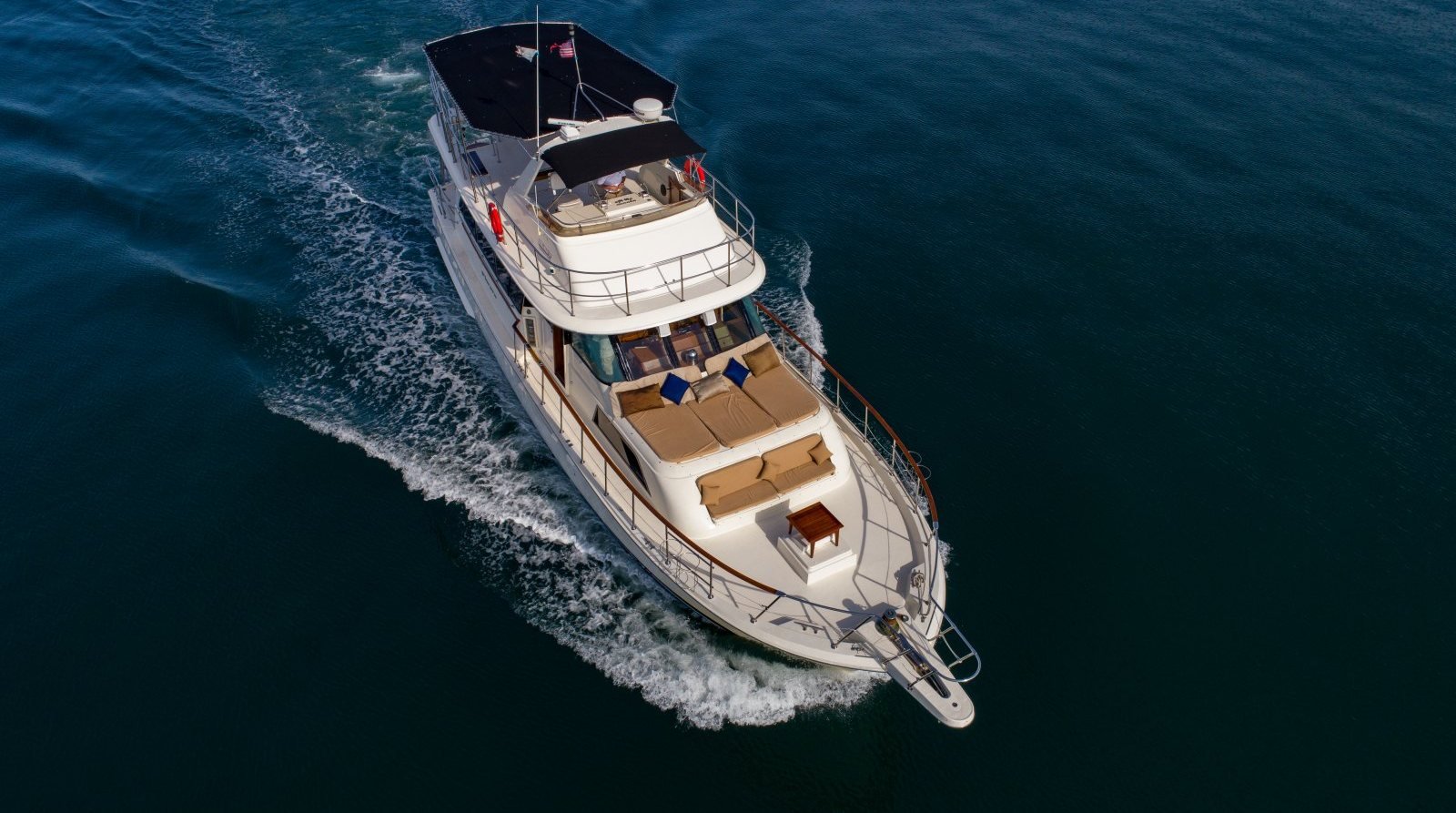 Yate privado navegando en la Bahía de Banderas, visto desde un dron, listo para un evento corporativo en Puerto Vallarta