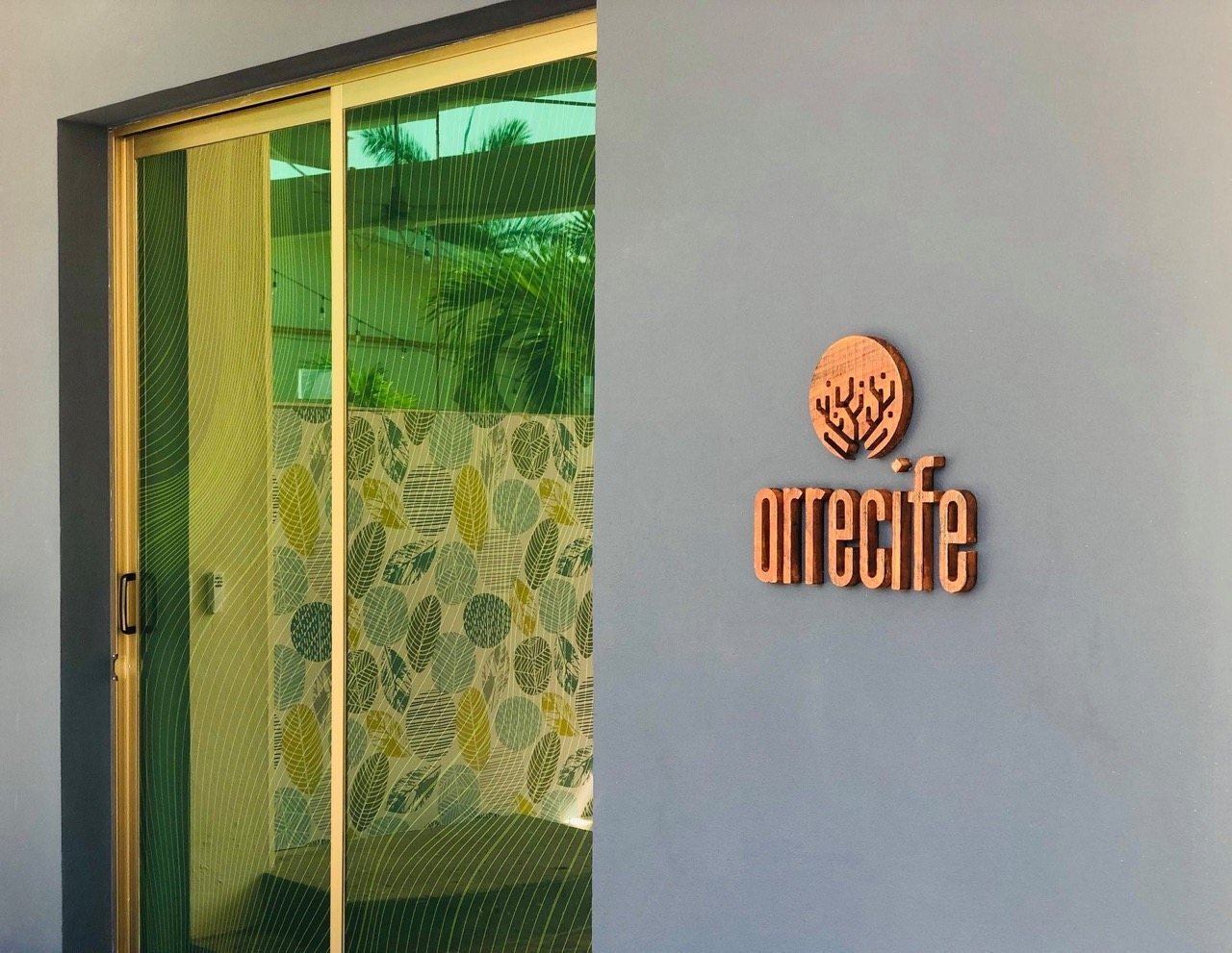 Letras corpóreas de madera cortadas en CNC montadas sobre muro para Arrecife