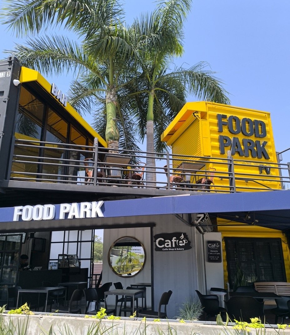Letras corpóreas de gran formato montadas sobre contenedores en Food Park PV
