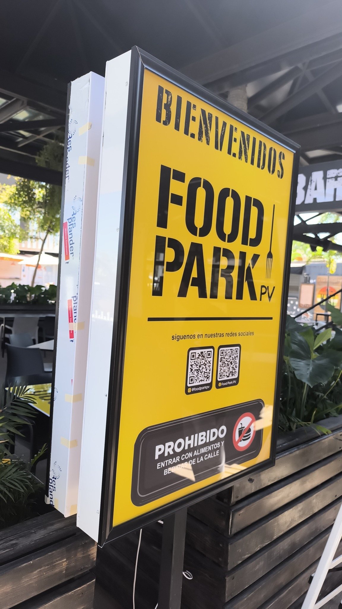 Señal de bienvenida y normativa impresa en marco metálico para Food Park PV
