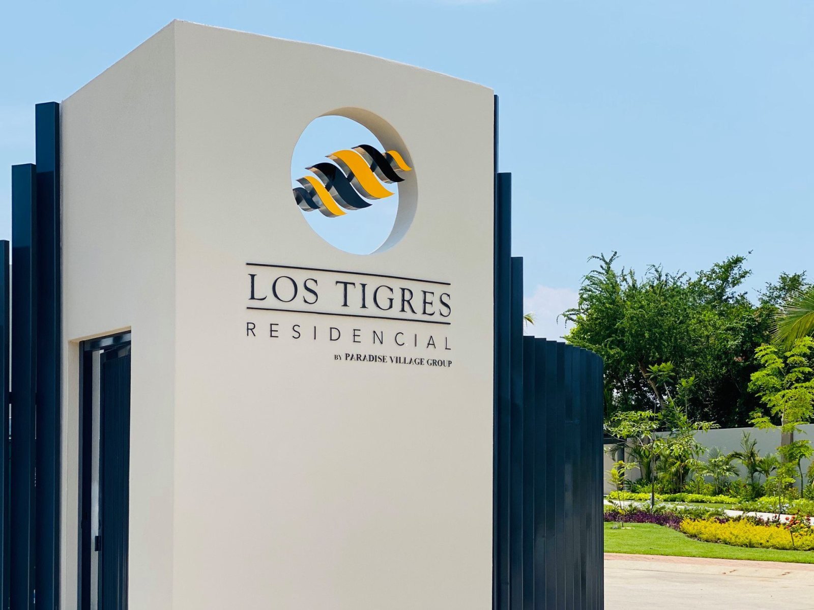 Letrero monumental de acceso con letras corpóreas para Los Tigres Residencial