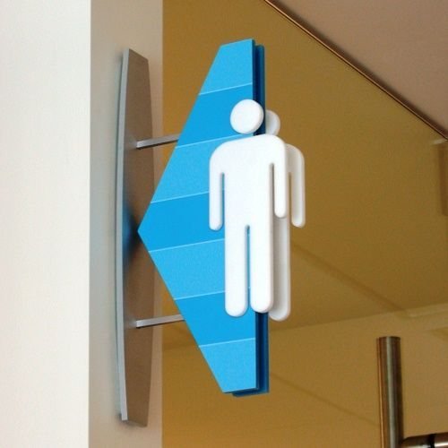 Señal direccional tipo bandera de sanitarios en acrílico azul y aluminio